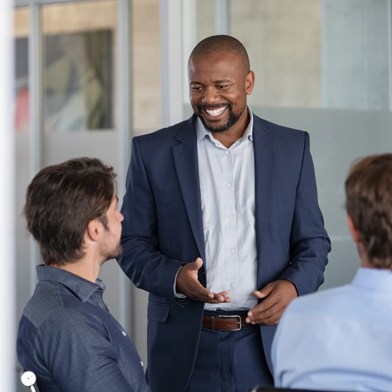 leader-talking-with-team